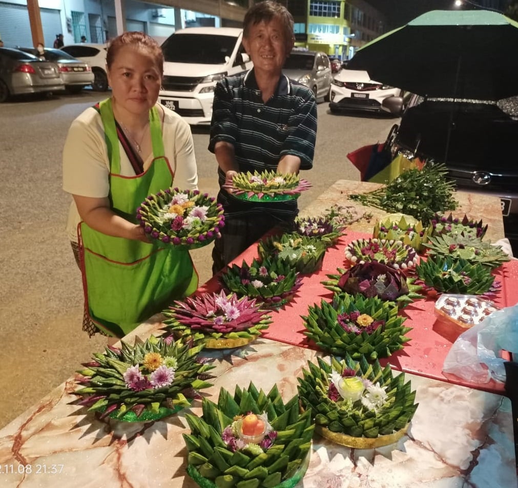 阔别两年后,数百名泰裔及华裔居民再次齐聚麻河畔庆祝水灯节