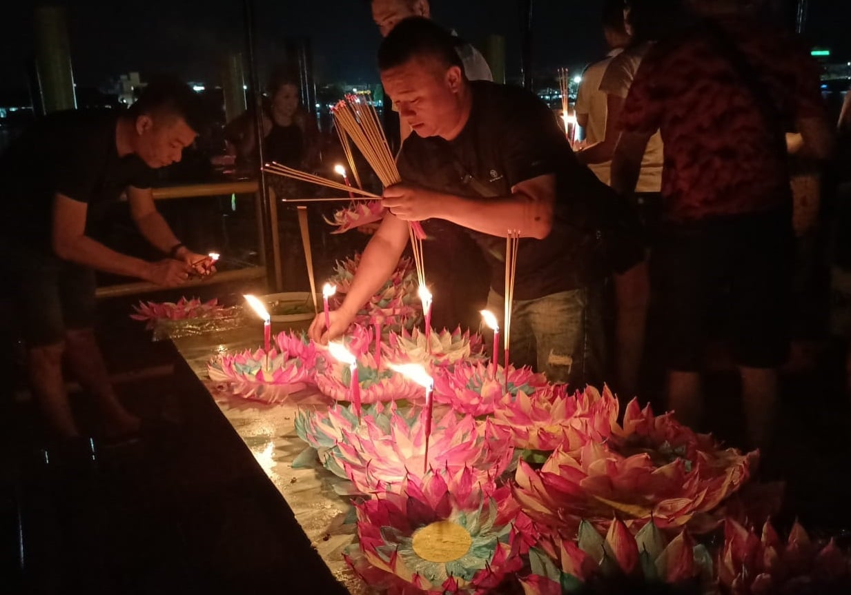 阔别两年后,数百名泰裔及华裔居民再次齐聚麻河畔庆祝水灯节