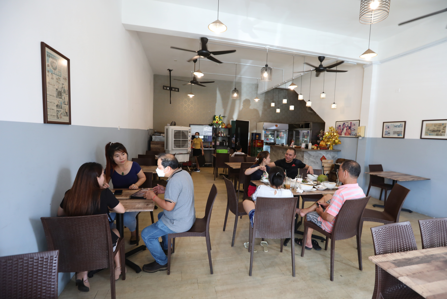 政治讲座带动茶餐室生意，筹款晚宴相对冷淡