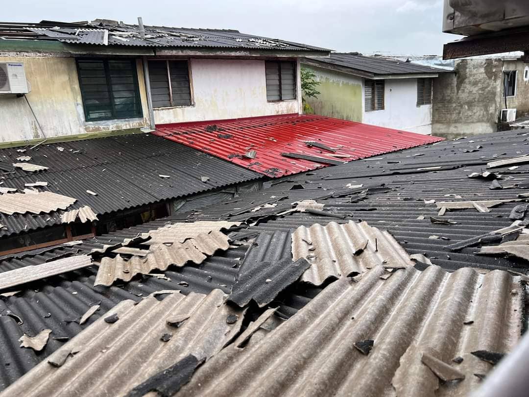 **已签发**柔:暴雨袭新山多区,淡杯车行遮雨棚坍塌压中多辆车