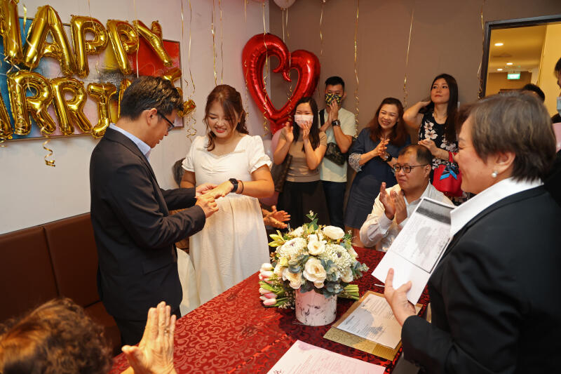 **已签发**柔:狮城二三事:大马情侣爱唱歌,狮城卡拉OK完婚