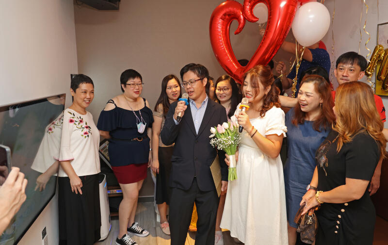 **已签发**柔:狮城二三事:大马情侣爱唱歌,狮城卡拉OK完婚