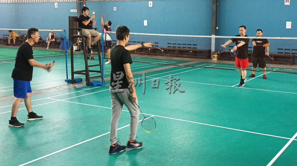 **已签发**柔:紧凑拜票行程中抽空打羽球,潘伟斯:减压也与民交流