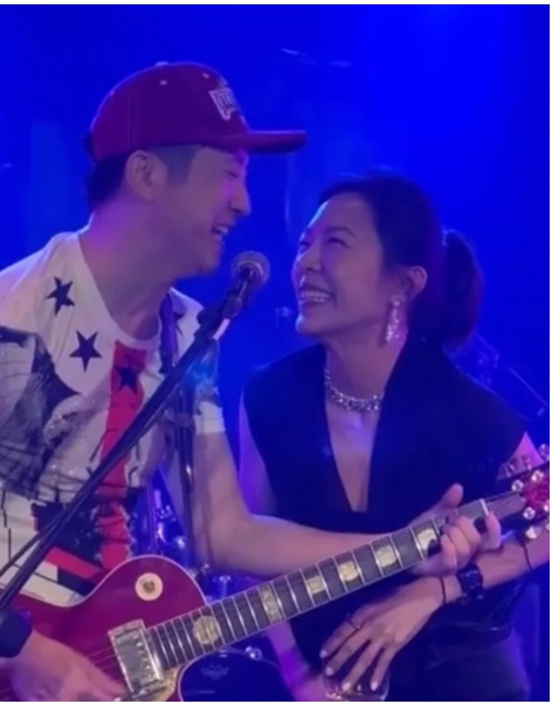 庾澄庆不藏了 罕见合体小14岁妻甜蜜对唱