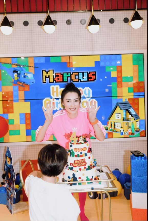  张柏芝高调为三胎庆生 4岁小王子黄褐色头发抢镜