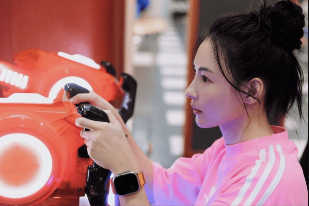  张柏芝高调为三胎庆生 4岁小王子黄褐色头发抢镜