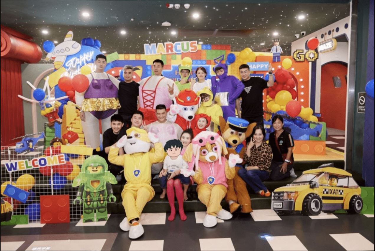  张柏芝高调为三胎庆生 4岁小王子黄褐色头发抢镜