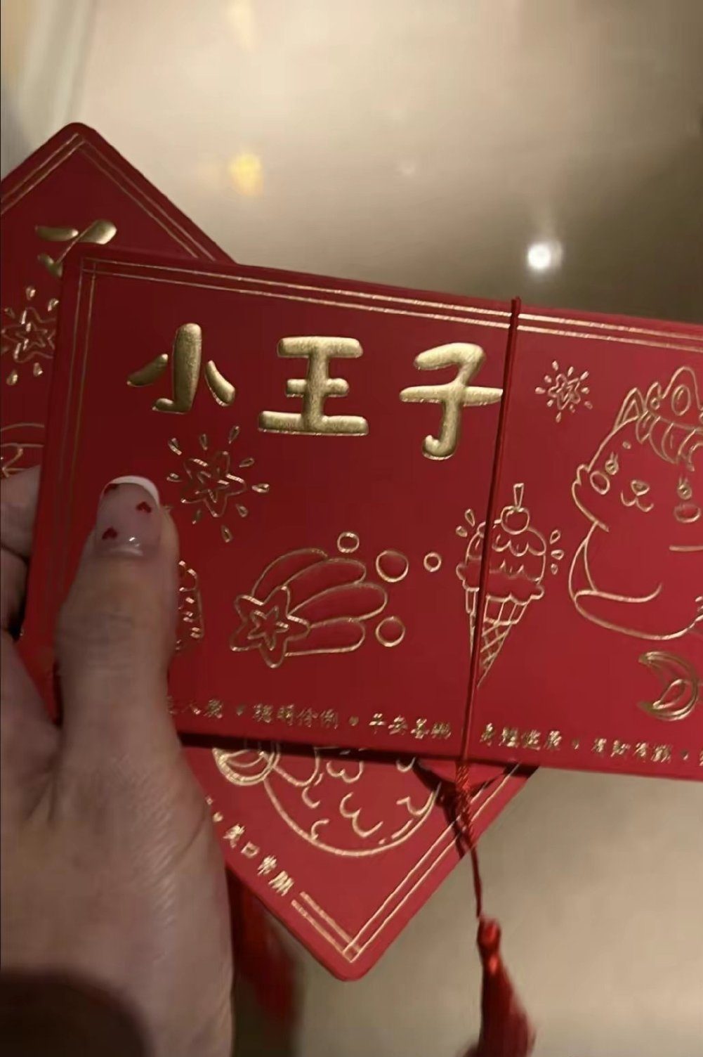  张柏芝高调为三胎庆生 4岁小王子黄褐色头发抢镜