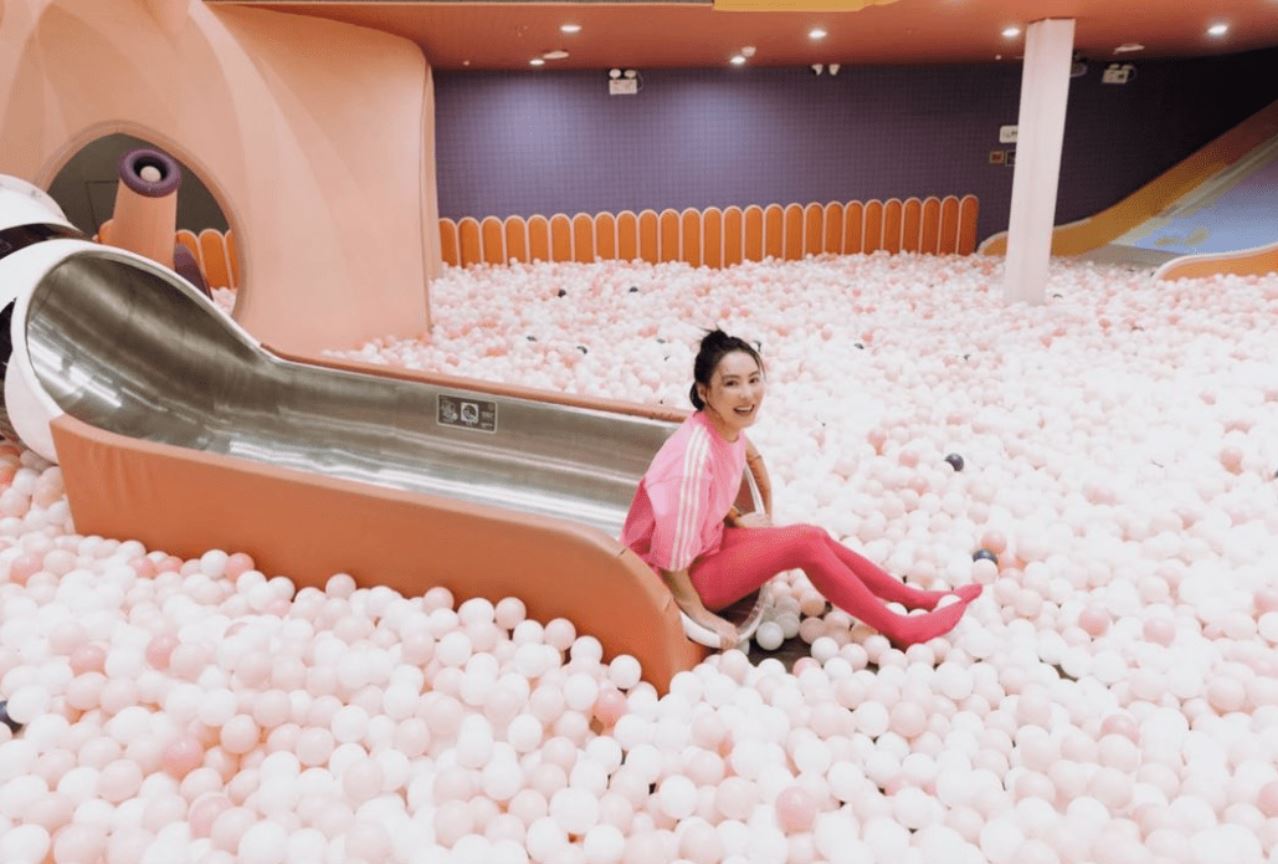  张柏芝高调为三胎庆生 4岁小王子黄褐色头发抢镜