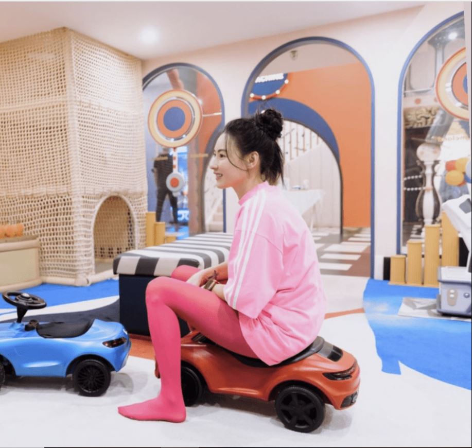  张柏芝高调为三胎庆生 4岁小王子黄褐色头发抢镜