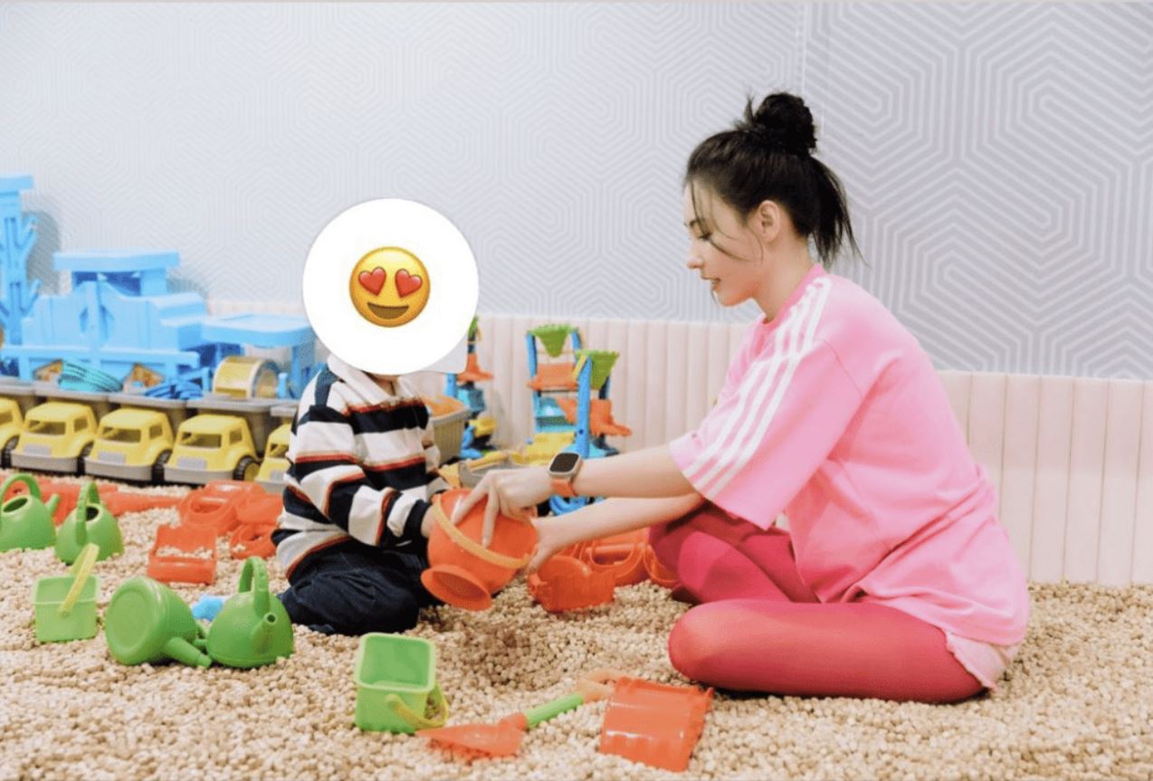  张柏芝高调为三胎庆生 4岁小王子黄褐色头发抢镜