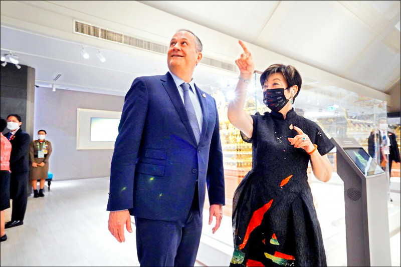 张淑芬帮美国第二先生挑礼物送贺锦丽大展柔性外交