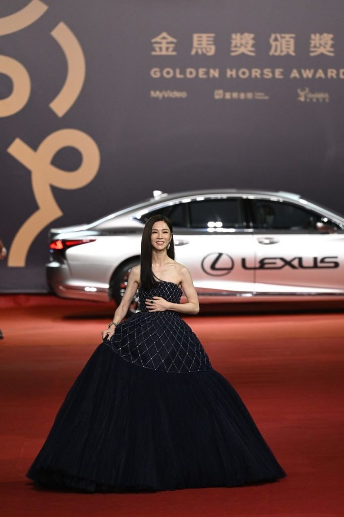 张艾嘉穿旧衣披妈妈披肩 张震红毯第一帅