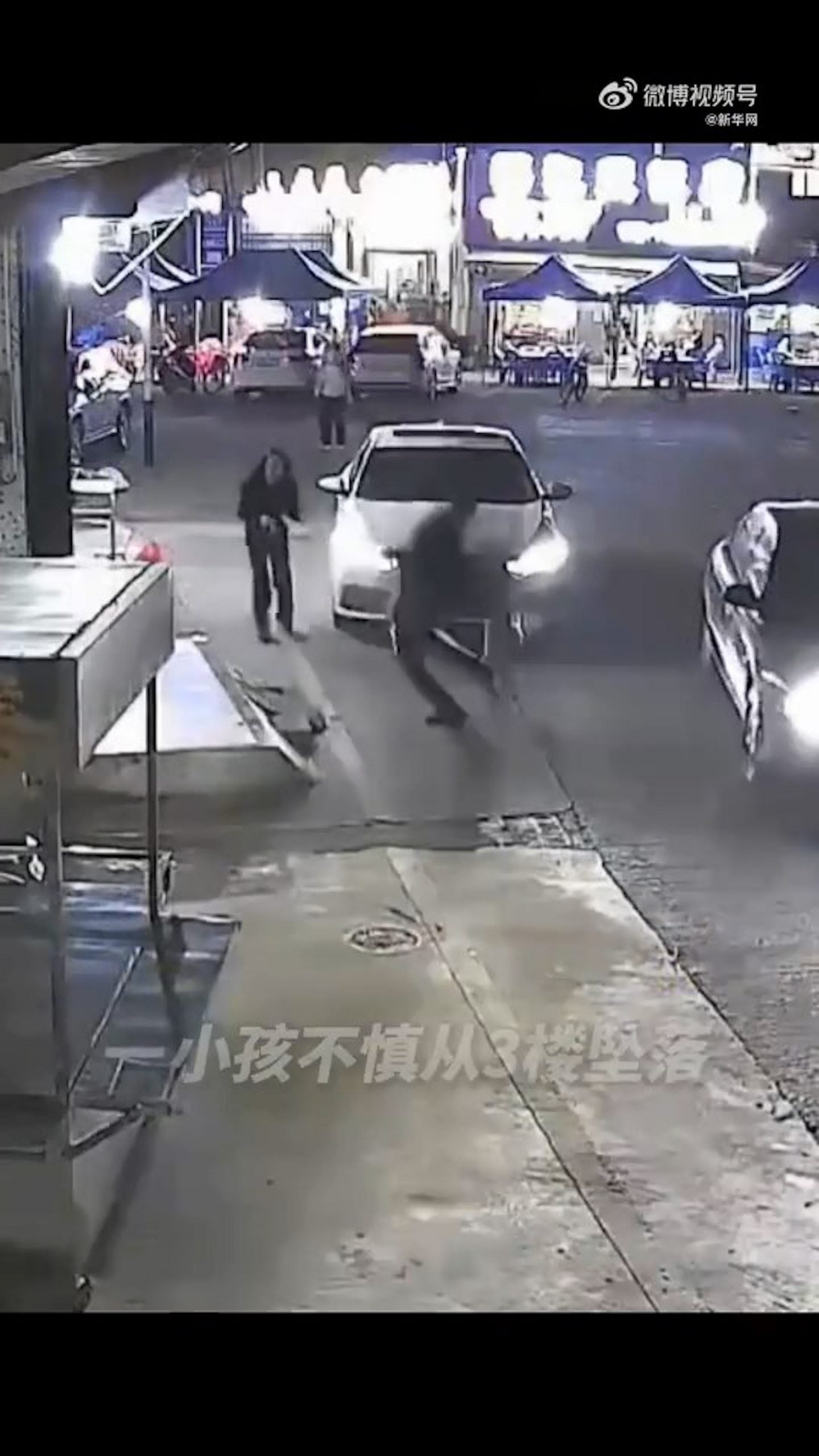 惊险影片疯传！男童3楼堕下　男子冲前徒手接住救命　网民：英雄!