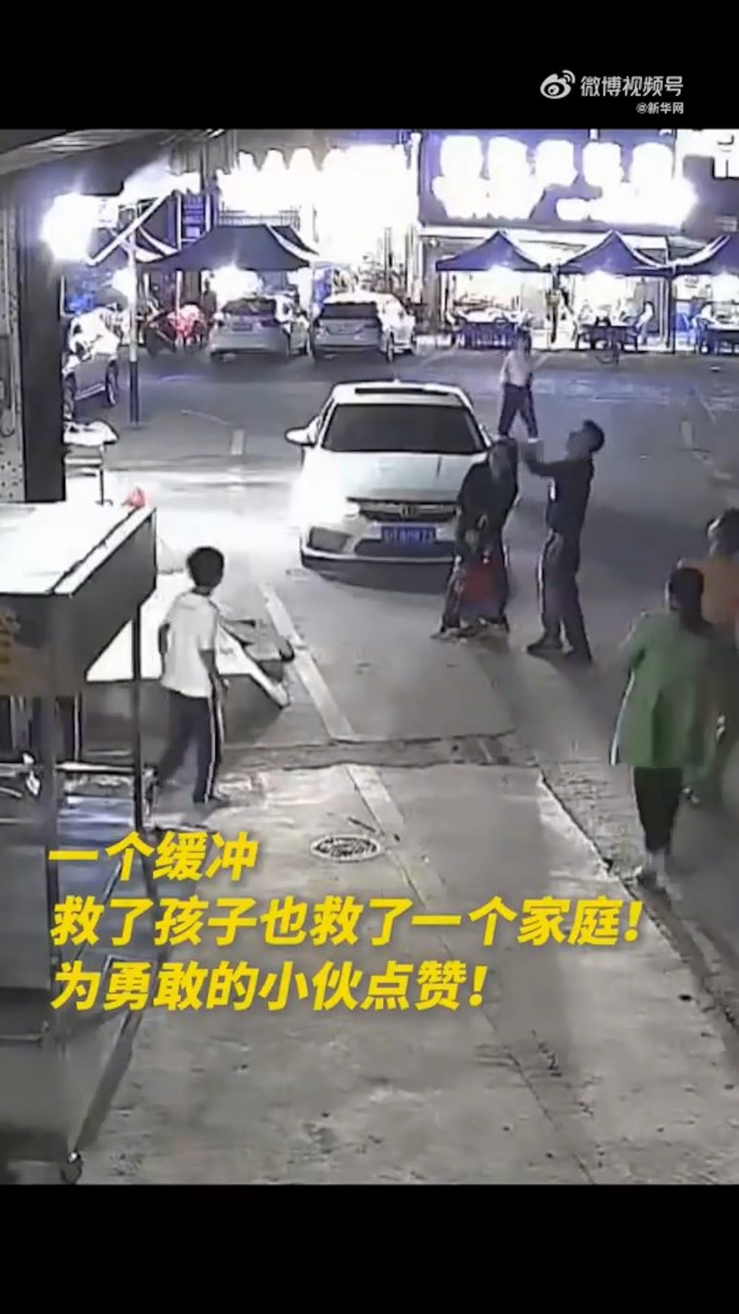 惊险影片疯传！男童3楼堕下　男子冲前徒手接住救命　网民：英雄!