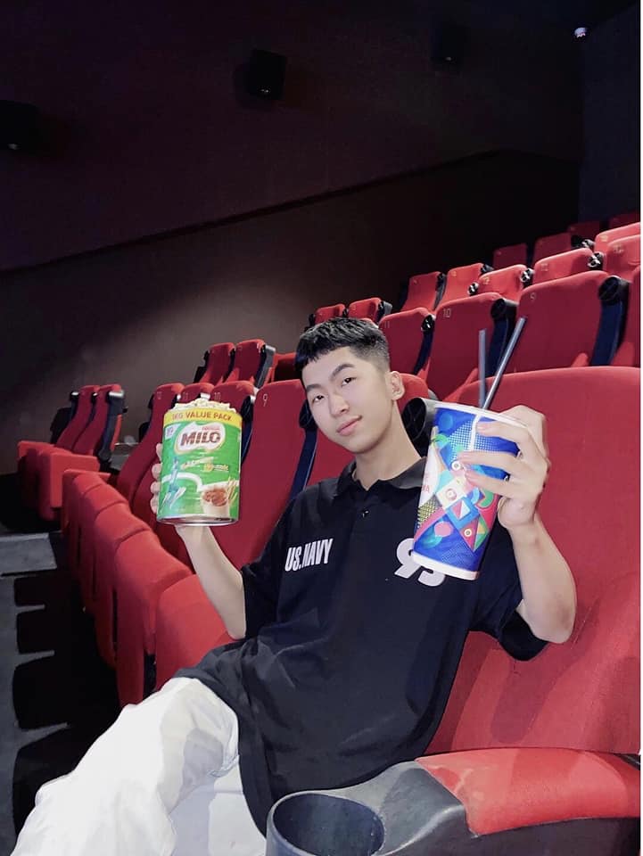 戏院推“无限免费装爆米花” 民众拎大桶、汤锅装