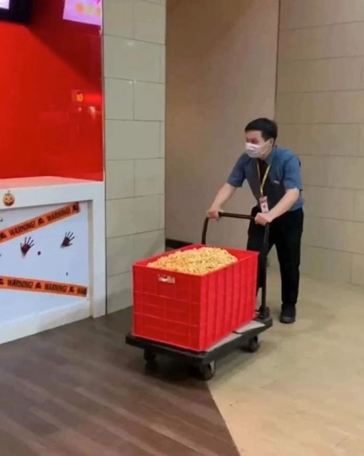 戏院推“无限免费装爆米花” 民众拎大桶、汤锅装