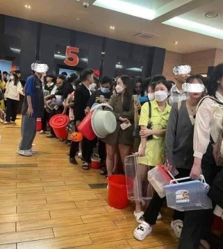 戏院推“无限免费装爆米花” 民众拎大桶、汤锅装