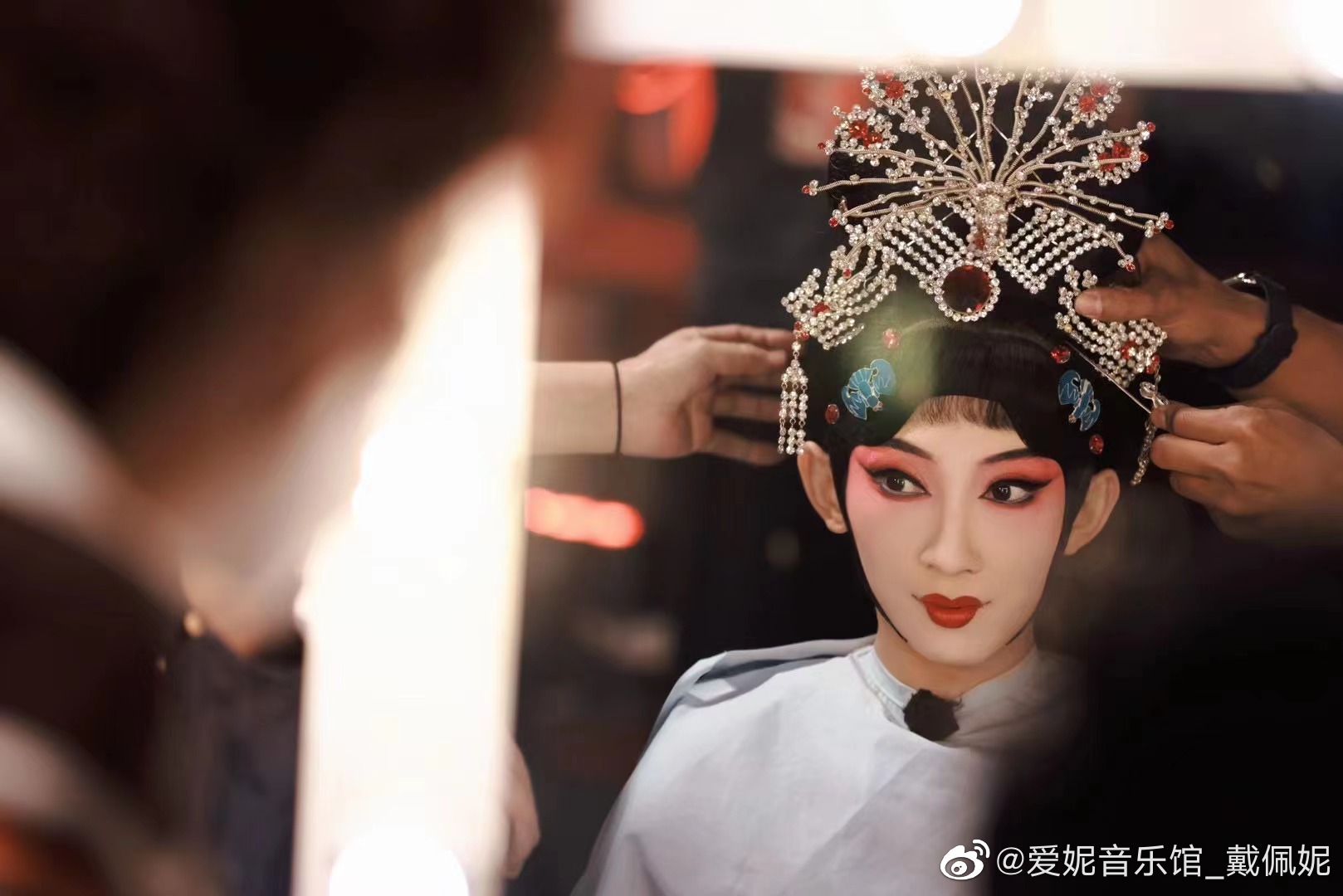 戴佩妮登纽约时代广场巨屏 《拿手好戏》处女唱京剧获好评