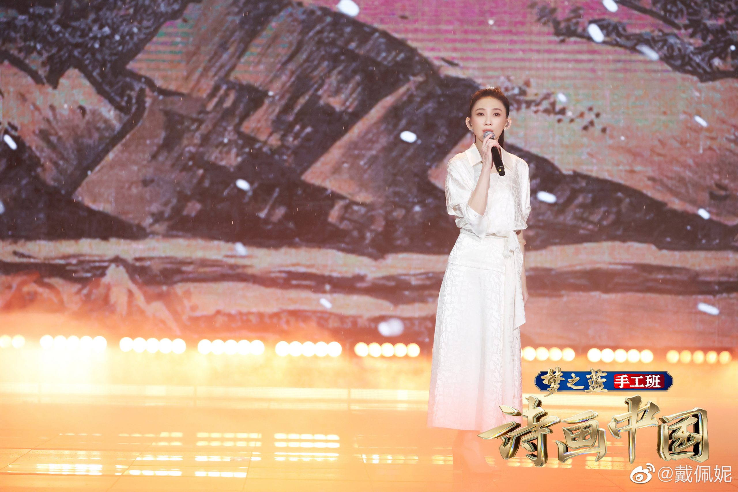 戴佩妮登纽约时代广场巨屏 《拿手好戏》处女唱京剧获好评