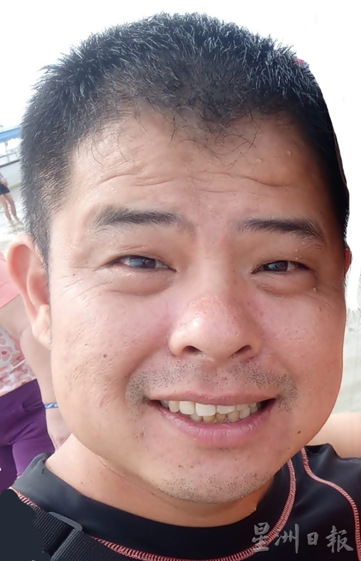 手机导航带入烂泥路 旅客车受困需解救