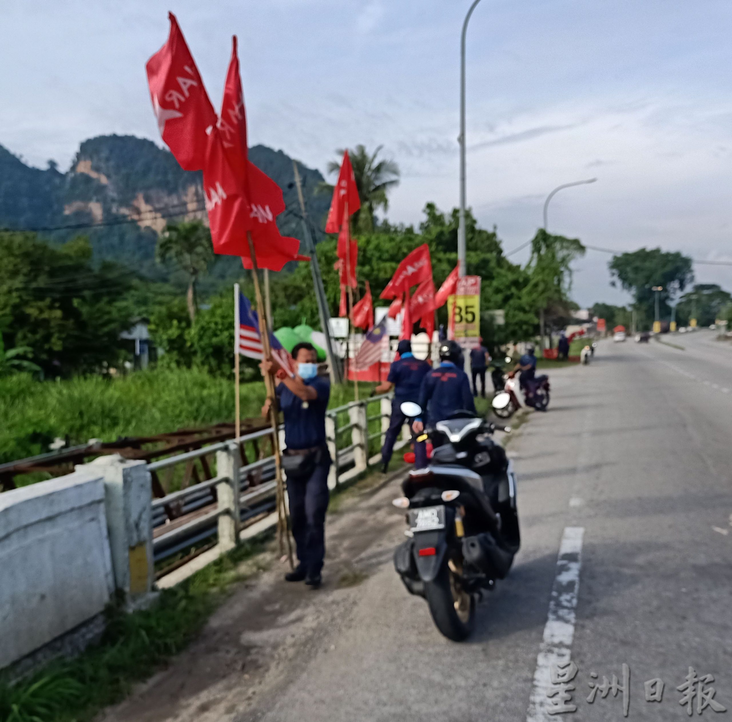 打扪希盟旗 看守首相广告牌 怡市厅：没申请一律拆
