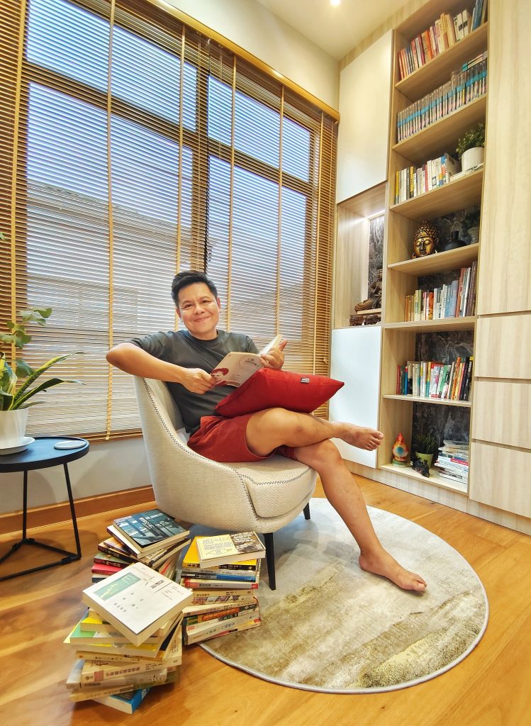 拖3年终新居入伙  陈嘉荣曝与装修工人险大打出手