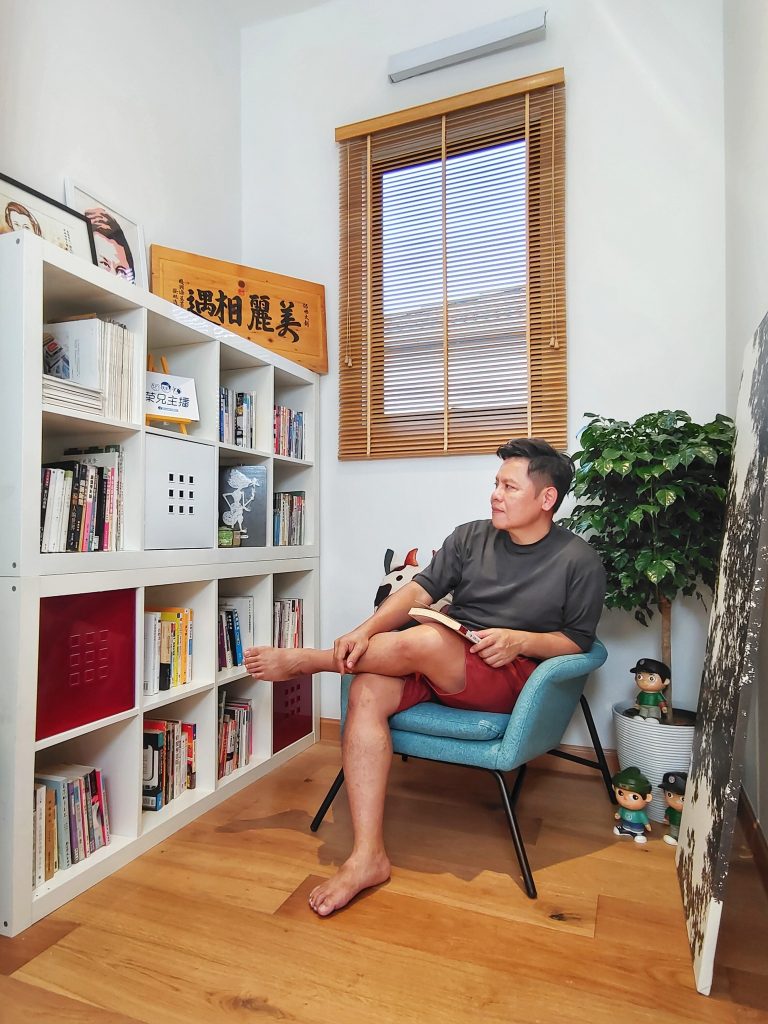 拖3年终新居入伙  陈嘉荣曝与装修工人险大打出手