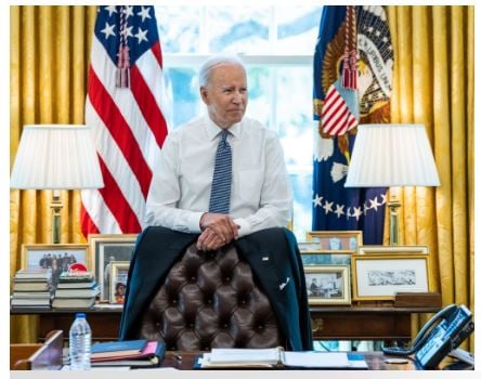 拜登在总统办公室M字腿? “视觉错位图”引发议论
