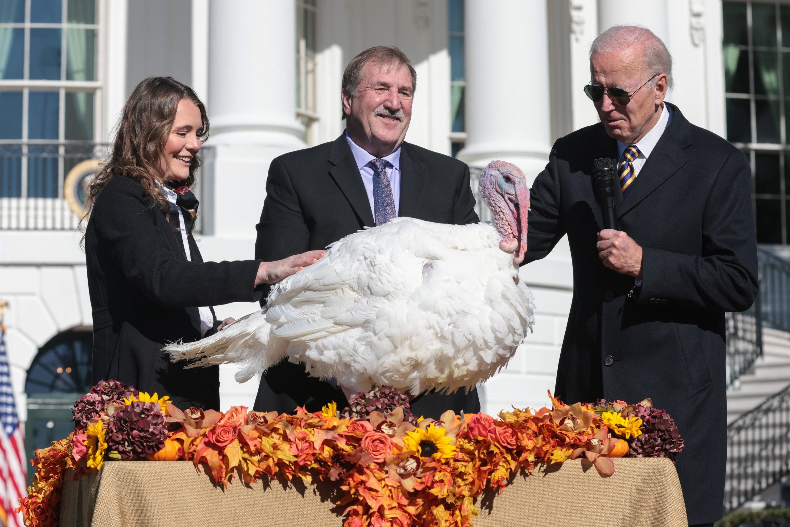 拜登按传统赦免感恩节火鸡 开起选举玩笑暗讽特朗普