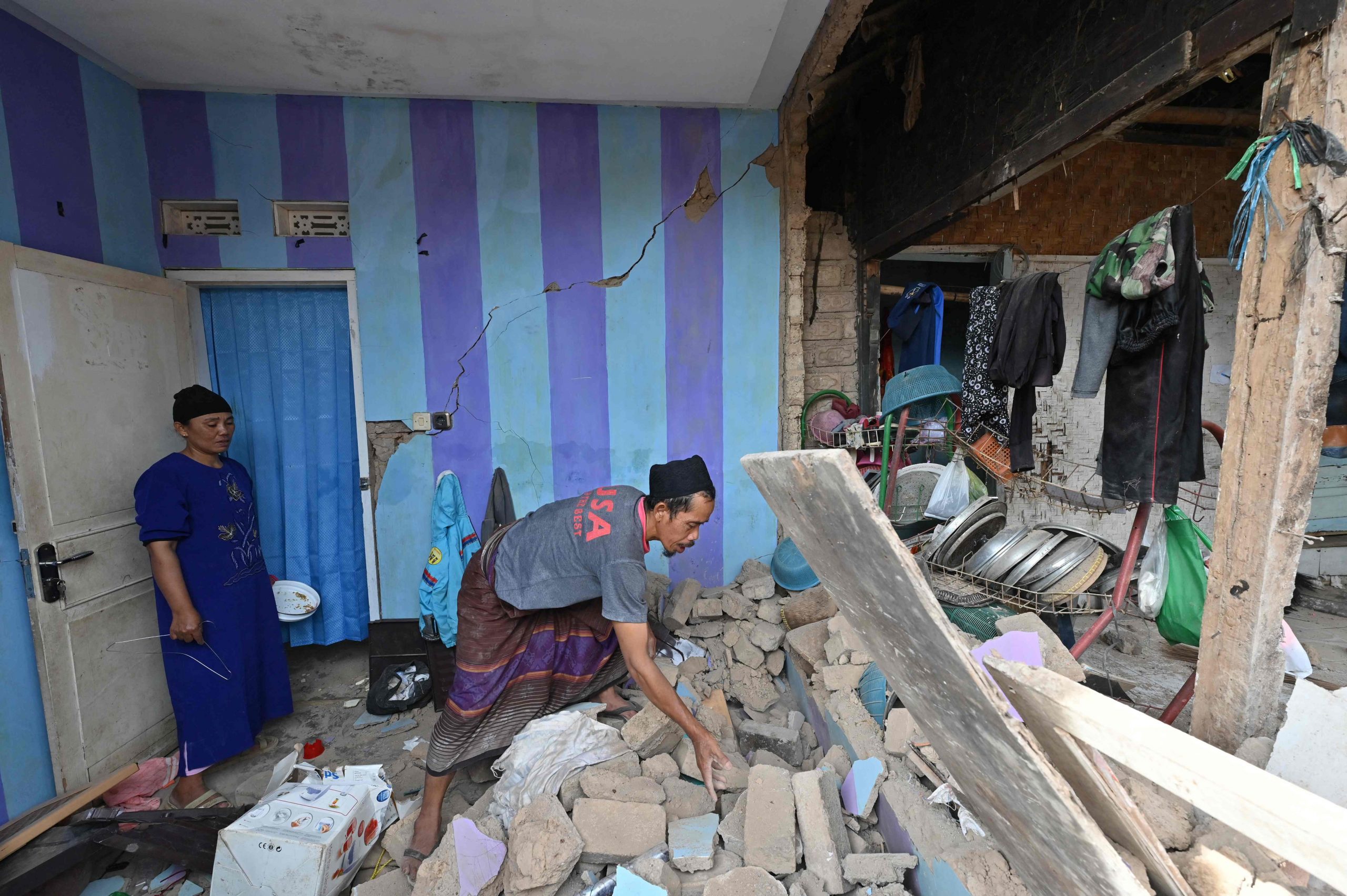 拯救人员续搜寻印尼生还者 灾民恳求送救援物资