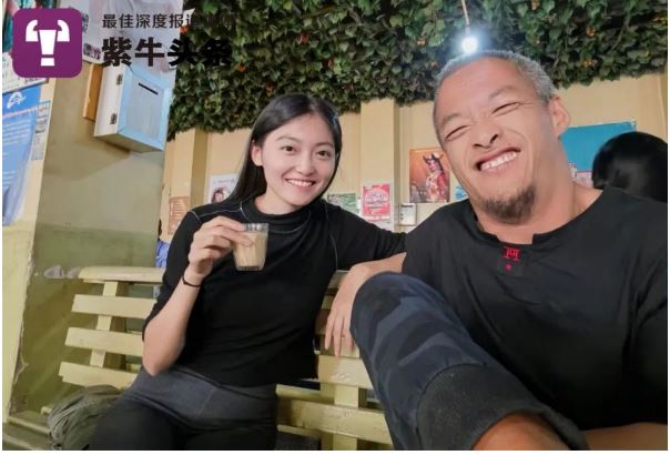  拼盘 | 90后女生用手机跟拍残疾艺术家六年 “希望他努力实现梦想激励更多人”