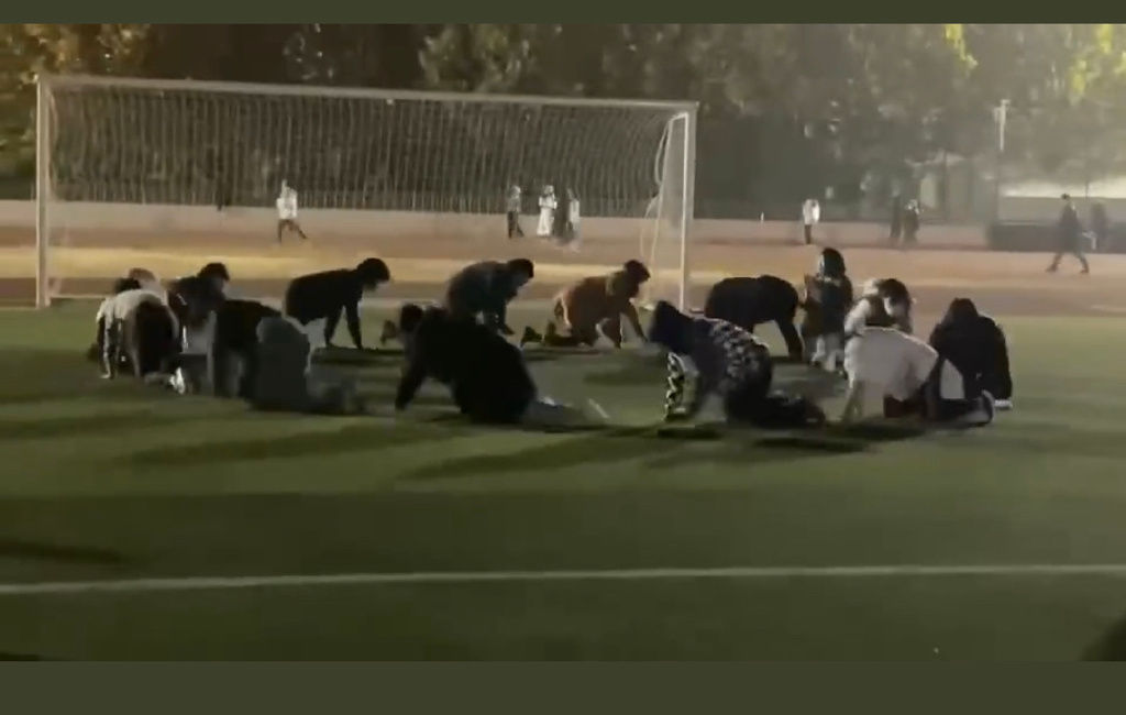 拼盘/中高校竟流行集体满地爬 深夜操场照曝光