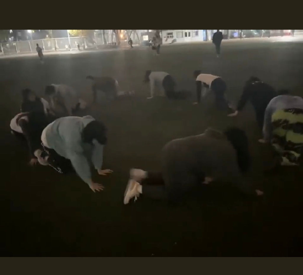 拼盘/中高校竟流行集体满地爬 深夜操场照曝光