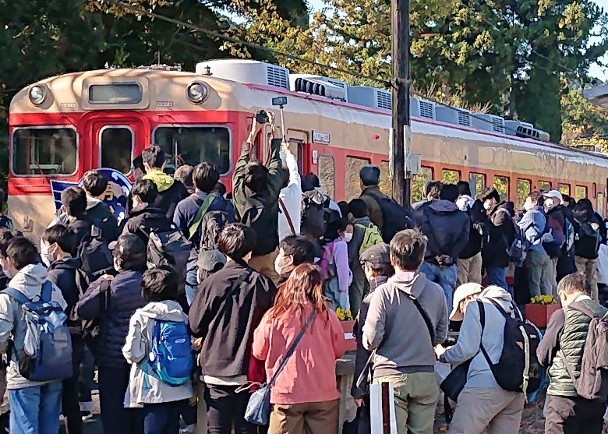 拼盘／全国最后柴油列车退役　铁道迷夹道欢送