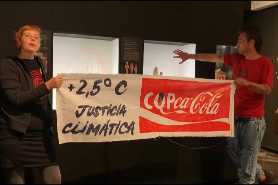 拼盘/巴塞罗那木乃伊展遇袭 环保人士泼膏状液体抗议