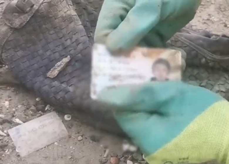 拼盘/清理长江垃圾发现失物 12年前手袋终物归原主