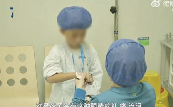 拼盘/男童右眼感染20多条螨虫 视力严重受损必须移植角膜