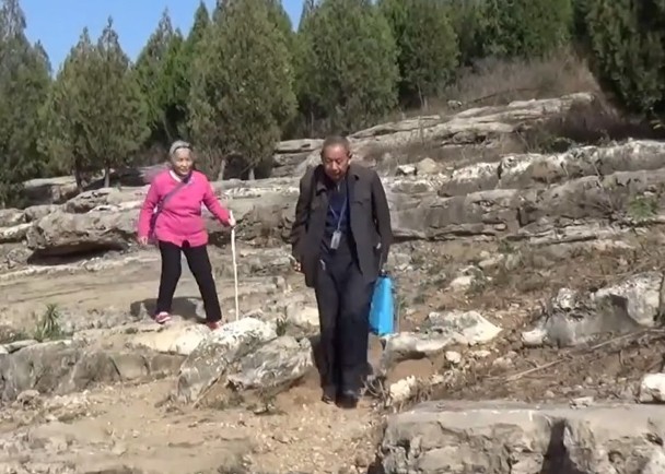 拼盘/退休教师行万里 誓要寻遍济南泉