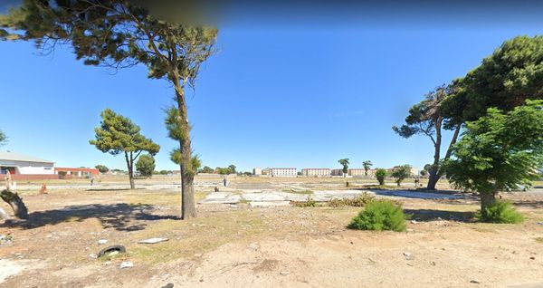 拼盘／高中遭小偷“搬光铲平”变空地　连砖头屋瓦也通通敲掉贱卖