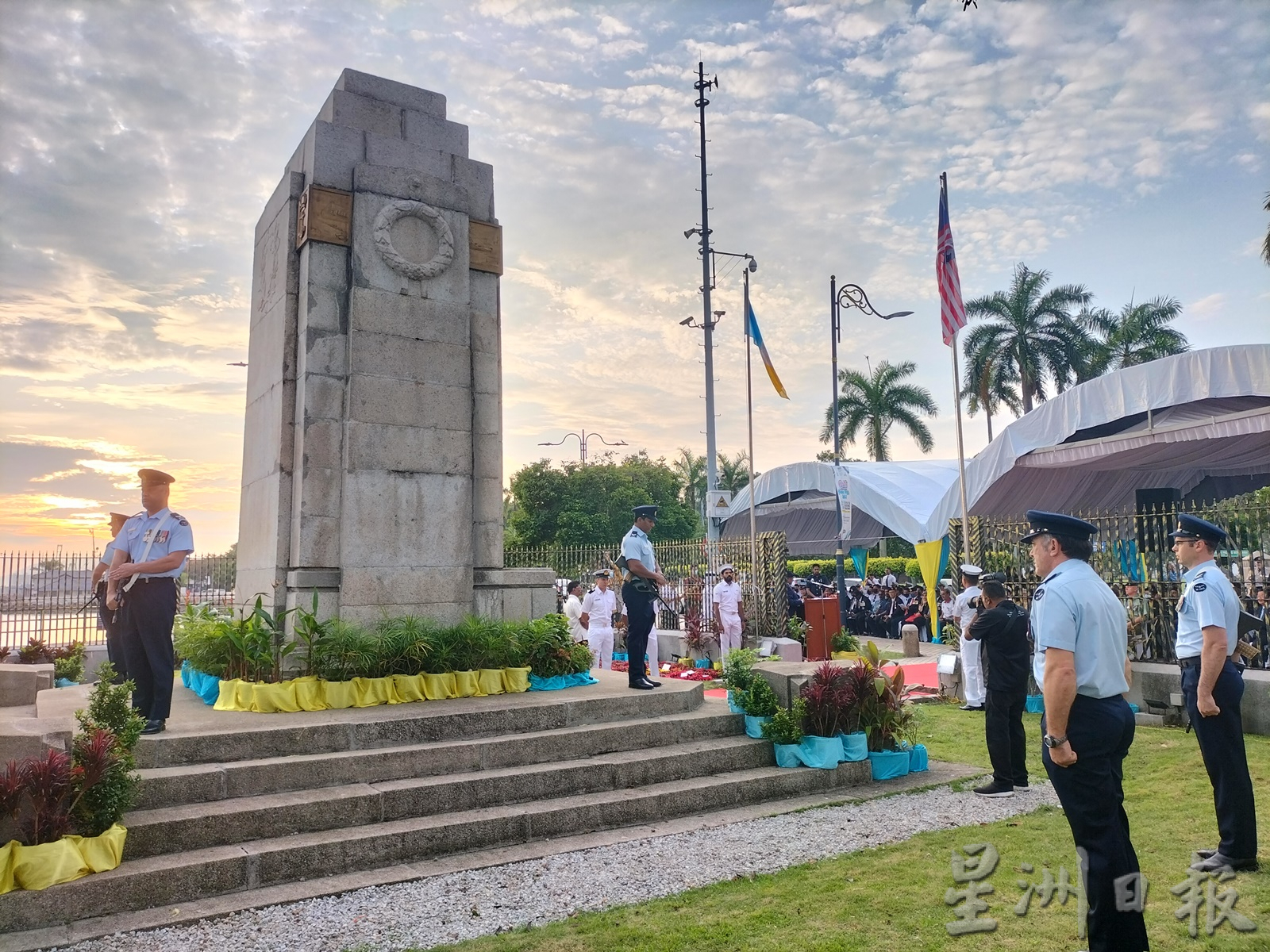 提醒战争祸害捍卫和平 英雄纪念日600人献花