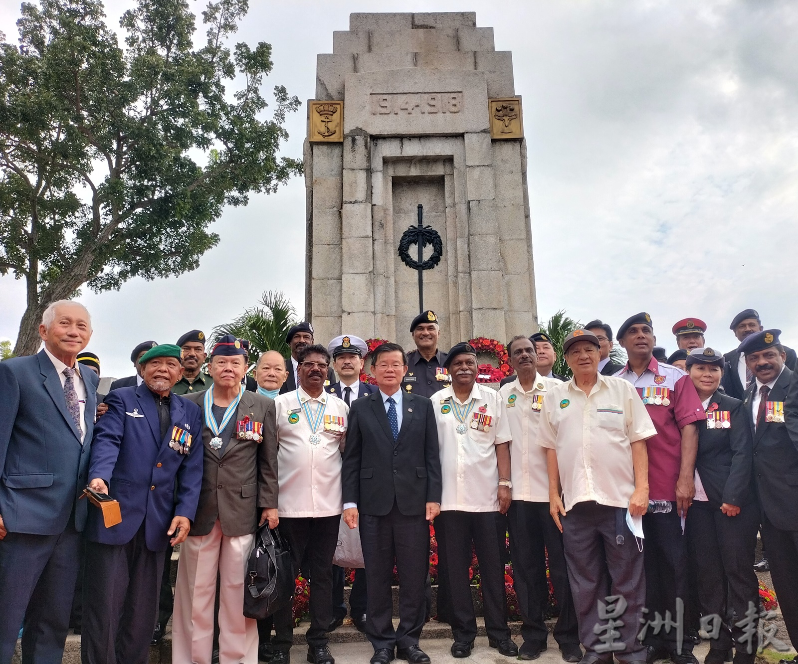 提醒战争祸害捍卫和平 英雄纪念日600人献花