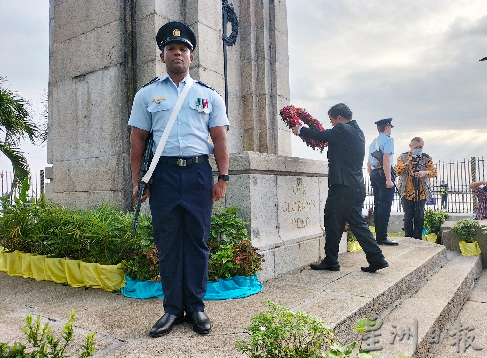 提醒战争祸害捍卫和平 英雄纪念日600人献花