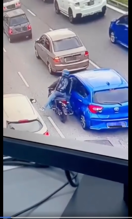 摩托车骑士攫夺手机被捕