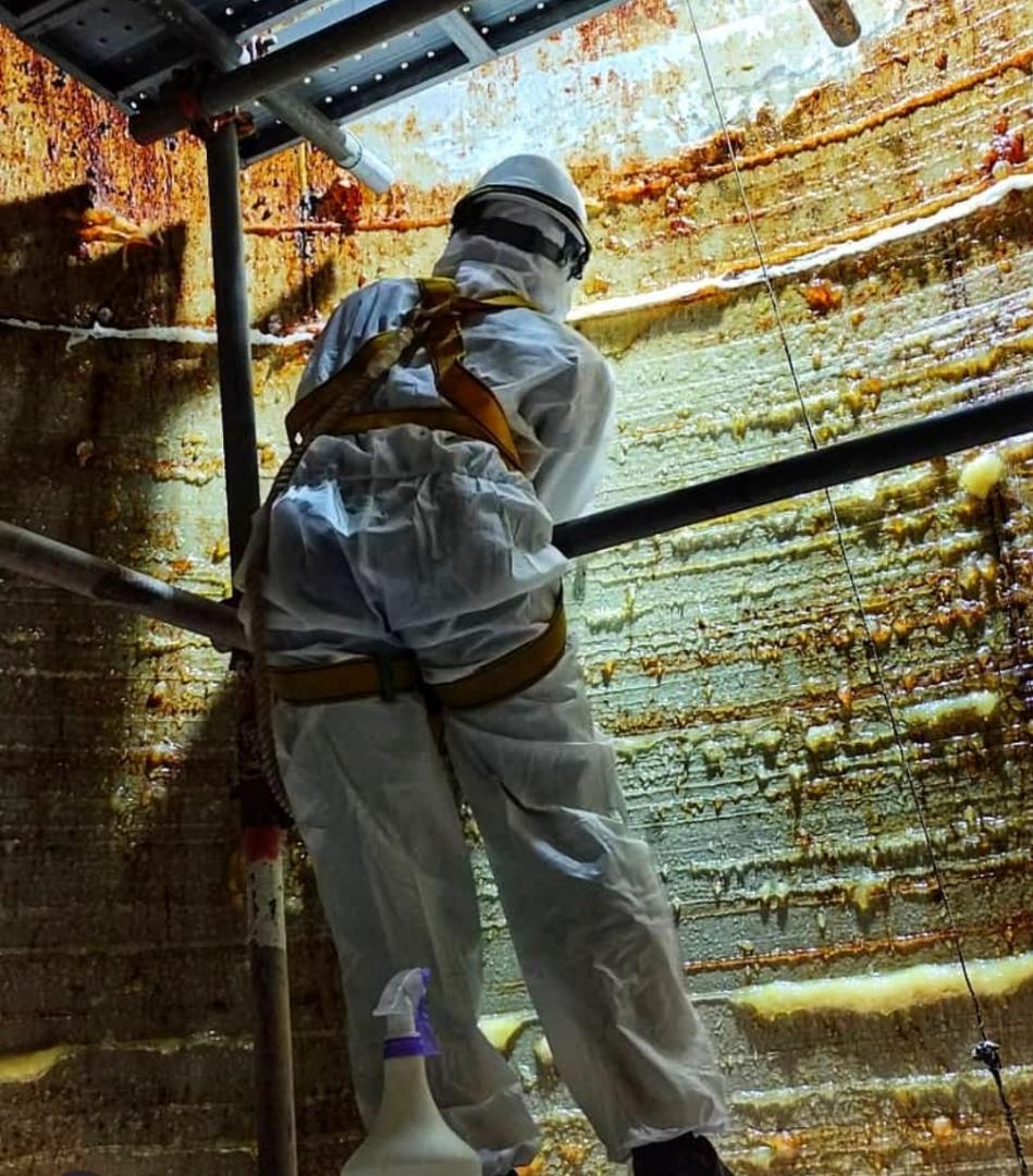 攀摩天高楼换灯泡 “女蜘蛛侠”:女性也可胜任危险工作