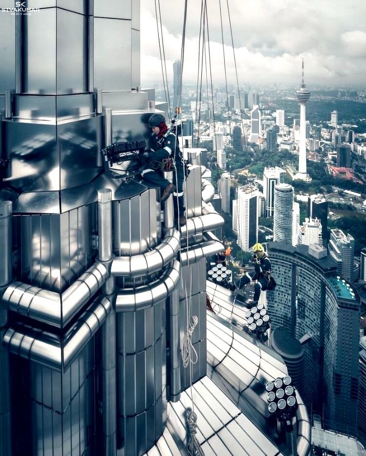 攀摩天高楼换灯泡 “女蜘蛛侠”:女性也可胜任危险工作