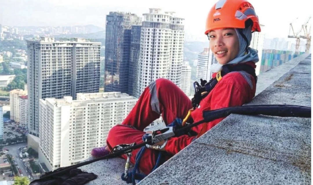 攀摩天高楼换灯泡 “女蜘蛛侠”:女性也可胜任危险工作