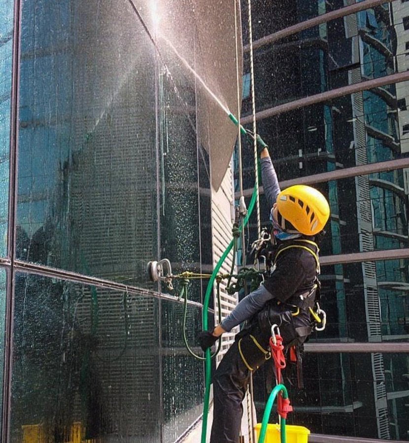 攀摩天高楼换灯泡 “女蜘蛛侠”:女性也可胜任危险工作