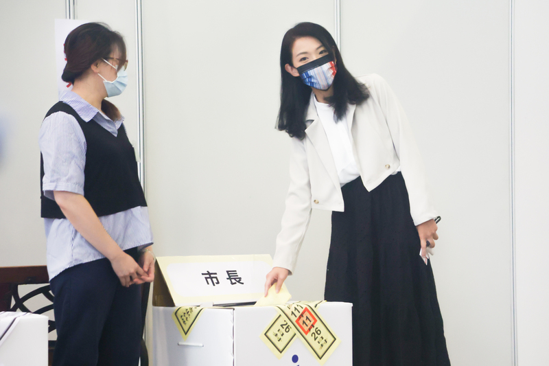 新竹市长竞争激烈！高虹安领先 民进党竞选总部气氛凝重
