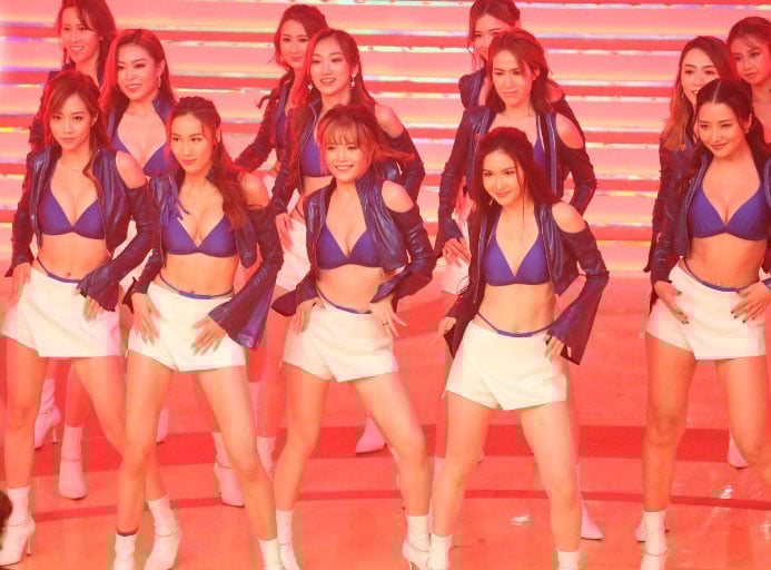 无线台庆|港姐三点式比基尼热舞 网嘲似啤酒妹